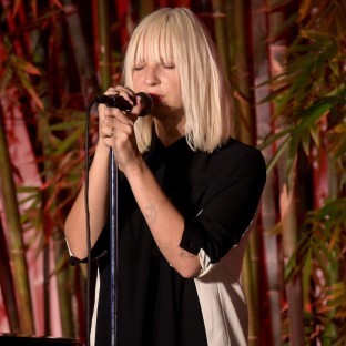 Sia regala sus premios Aria a seguidores a cambio de 
