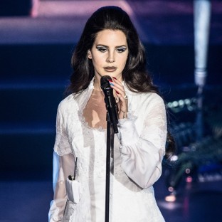Lana del Rey pospone concierto en Israel debido a conflicto bélico