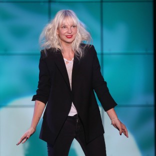“Chandelier” de Sia, un manifiesto del caos 