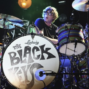 Patrick Carney de The Black Keys habla sobre internet, prensa negativa y el éxito