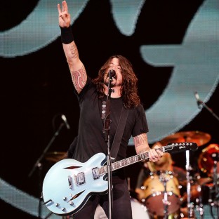 Alice Cooper se unió a Foo Fighters en concierto para tocar “School’s Out” y “I’m Eighteen”