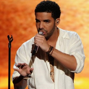Drake bromea sobre pasos de baile de Chris Brown y Rihanna