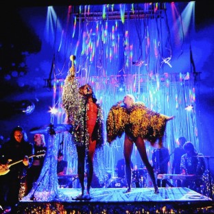 Ve a Miley Cyrus y a Flaming Lips tocar 