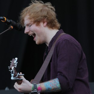 Ed Sheeran canta 