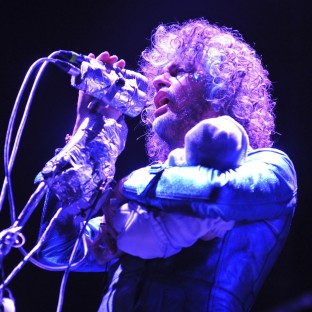 Junto con Sean Lennon cantan 