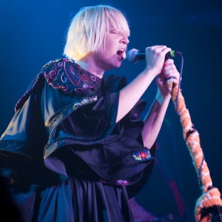 Lena Durham interpreta a Sia y su canción 