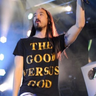 Steve Aoki se defiende por aventar pastel a su público