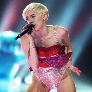 Miley Cyrus y Moby se unen a The Flaming Lips en psicodélico y surreal video