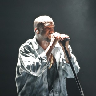 Ve a Kanye West rapeando a los 19 años