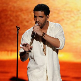 Vierten sobre Drake bote de agua con hielos como parte de campaña